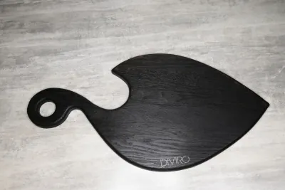 Чёрная доска для подачи «Капля», обожжённый дуб 58×30 см от мастерской DIVIRO
